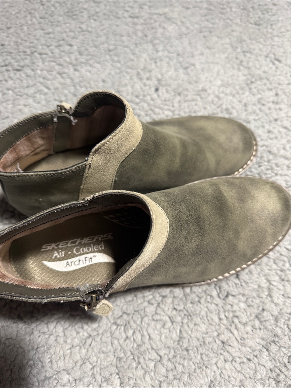 Skechers Women’s arch-fit boots Boots-in  green khaki. Like new!